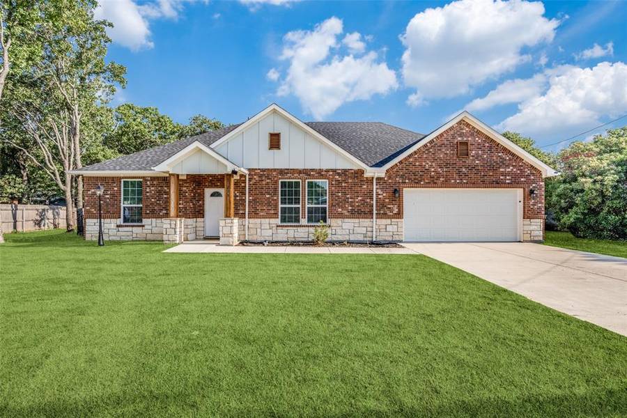 215 Addison Street, Lake Dallas, TX 75065