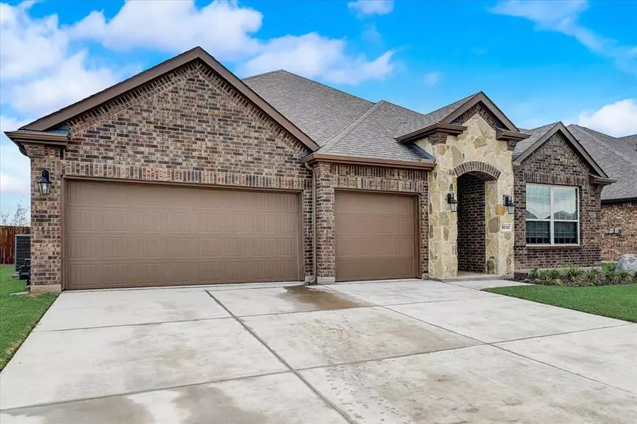 2733 Madera Canyon Road, Aubrey, TX 76227