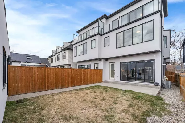 Calgary, AB T2E 0M6,129 7 AVE NE