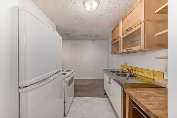 Calgary, AB T3H 2E1,3420 50 ST NW #204