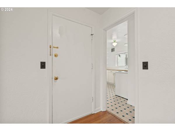 Portland, OR 97232,2021 NE CLACKAMAS ST ##15