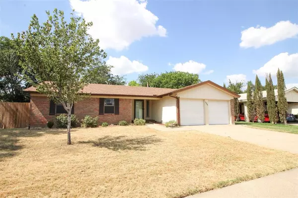 528 Stallion Lane,  Saginaw,  TX 76179