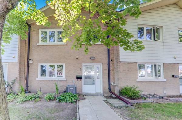 60 Grandravine DR #5, Toronto W05, ON M3J 1B1