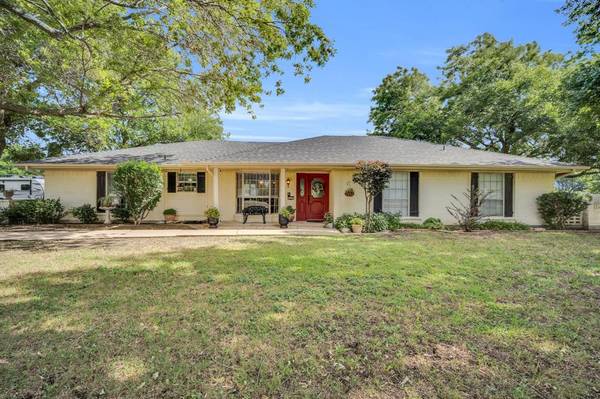 115 Locust Drive, Oak Leaf, TX 75154