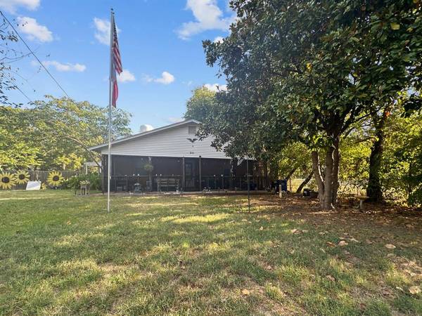 211 Graves Lot 4,  5 & 10' of 6 Street,  Whitesboro,  TX 76273