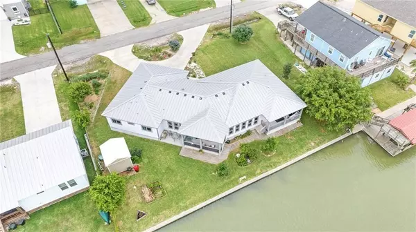 112 Ball Street, Rockport, TX 78382