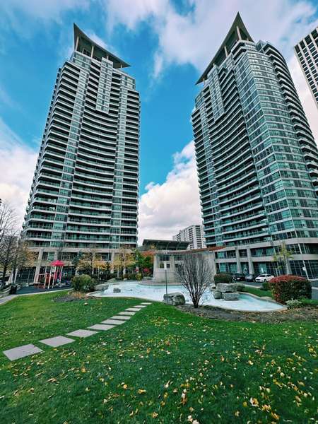 33 Elm DR W #305, Mississauga, ON L5B 4M2