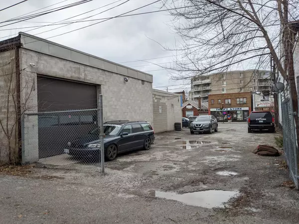 Toronto E03, ON M4K 3V8,995 Pape AVE #3