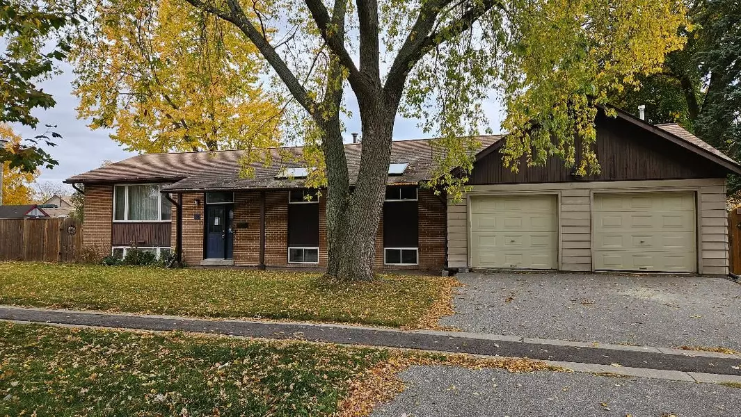 41 Dearham Wood, Toronto E08, ON M1E 1S2