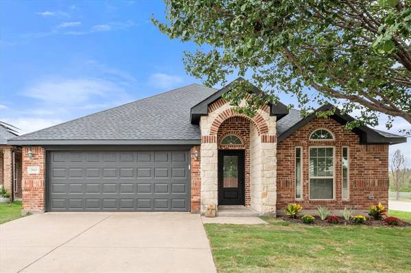 2845 Wakecrest Drive, Fort Worth, TX 76108