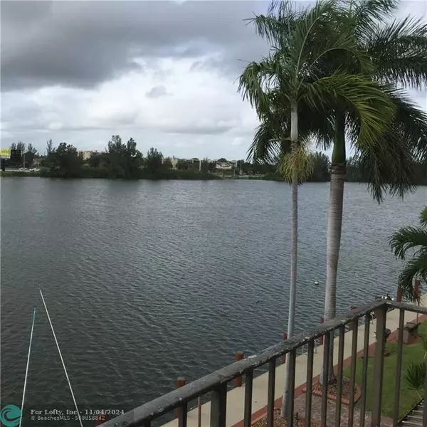 Deerfield Beach, FL 33064,1100 CRYSTAL LAKE DR  #206