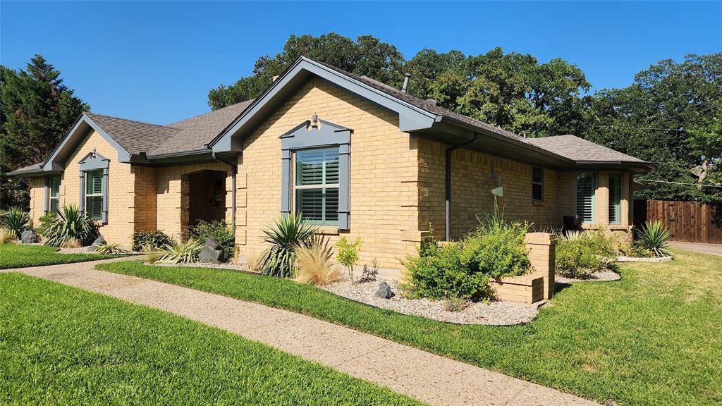 2105 Stonehill Court, Arlington, TX 76012