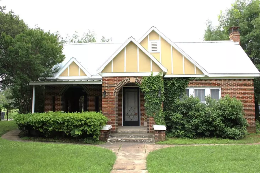 316 E Elm Street, Gordon, TX 76453