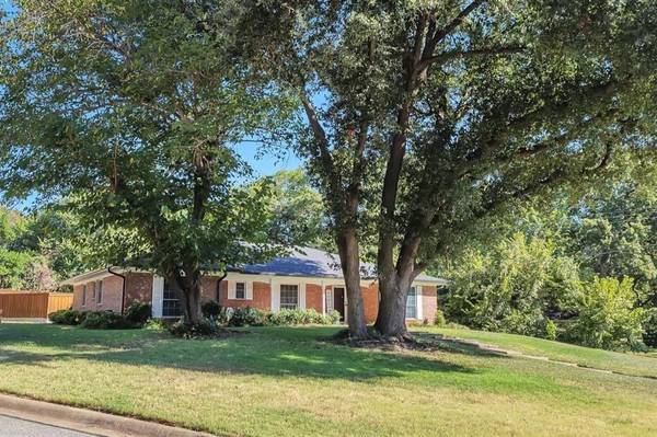 Bedford, TX 76022,913 Circle Lane