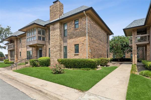 Dallas, TX 75230,10744 Park Village Place #D