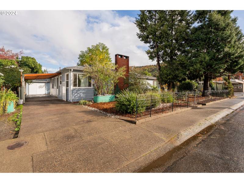 537 W BALLF ST, Roseburg, OR 97471