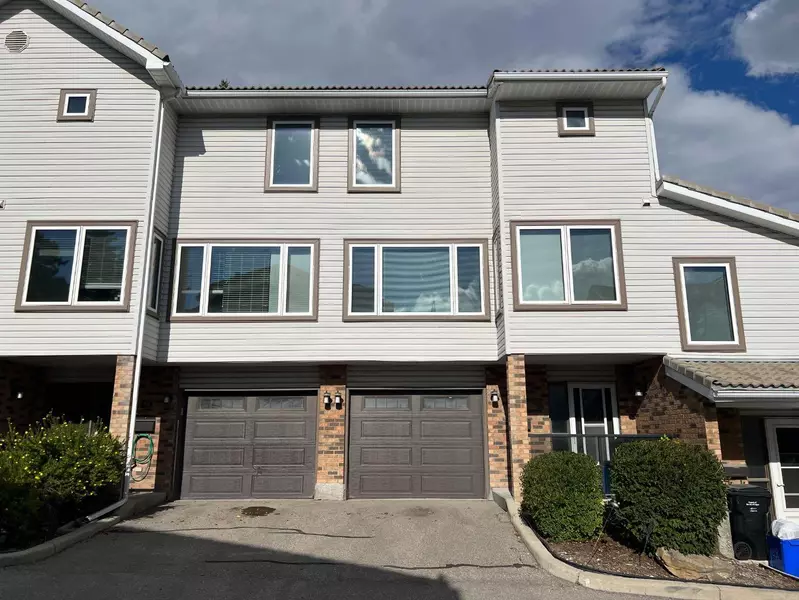 56 Coachway GDNS Southwest, Calgary, AB T3H 2V9