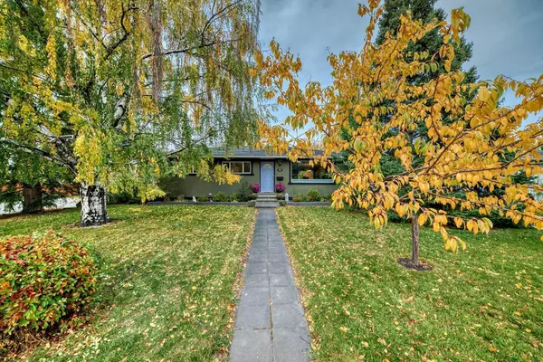 46 Windermere RD SW, Calgary, AB T3C 3K3