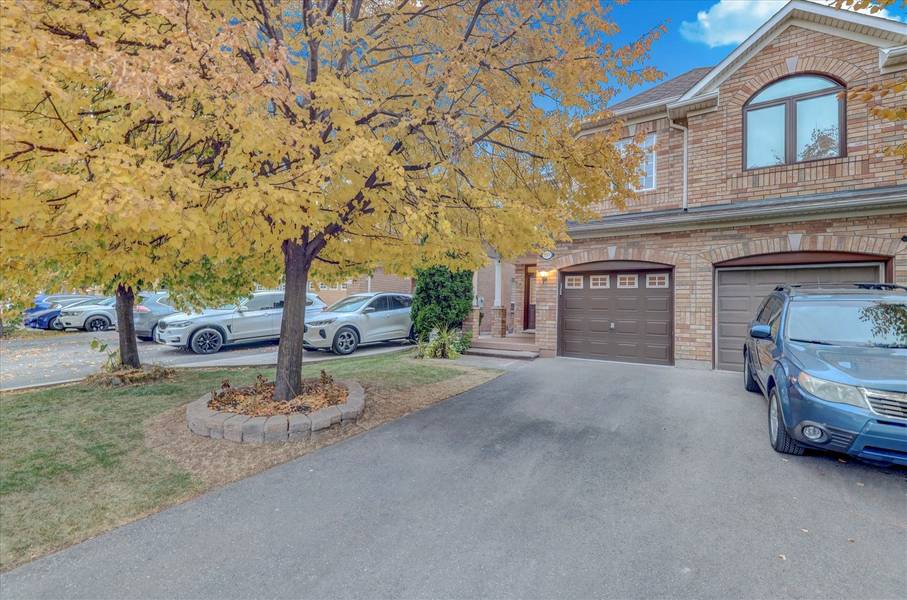 1371 Weir Chase, Mississauga, ON L5V 2X1