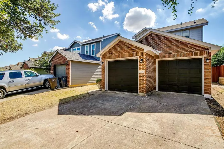 827 Village Point Lane, Fort Worth, TX 76108