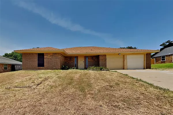 712 Springhill Drive, Hurst, TX 76054