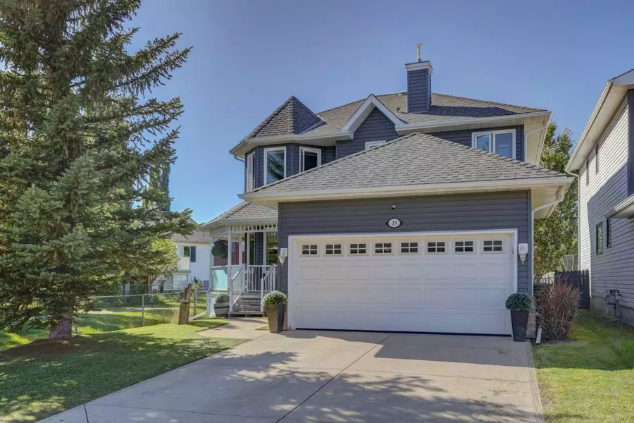 19 Woodside CRES NW, Airdrie, AB T4B 2G8