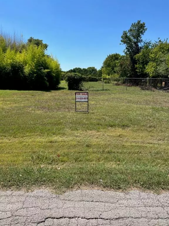 295 Oakwood Drive,  Lancaster,  TX 75146