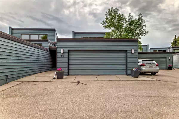 Calgary, AB T3B 4Z8,2200 Varsity Estates DR NW #11