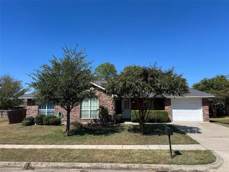 906 Roseanne Drive, Commerce, TX 75428