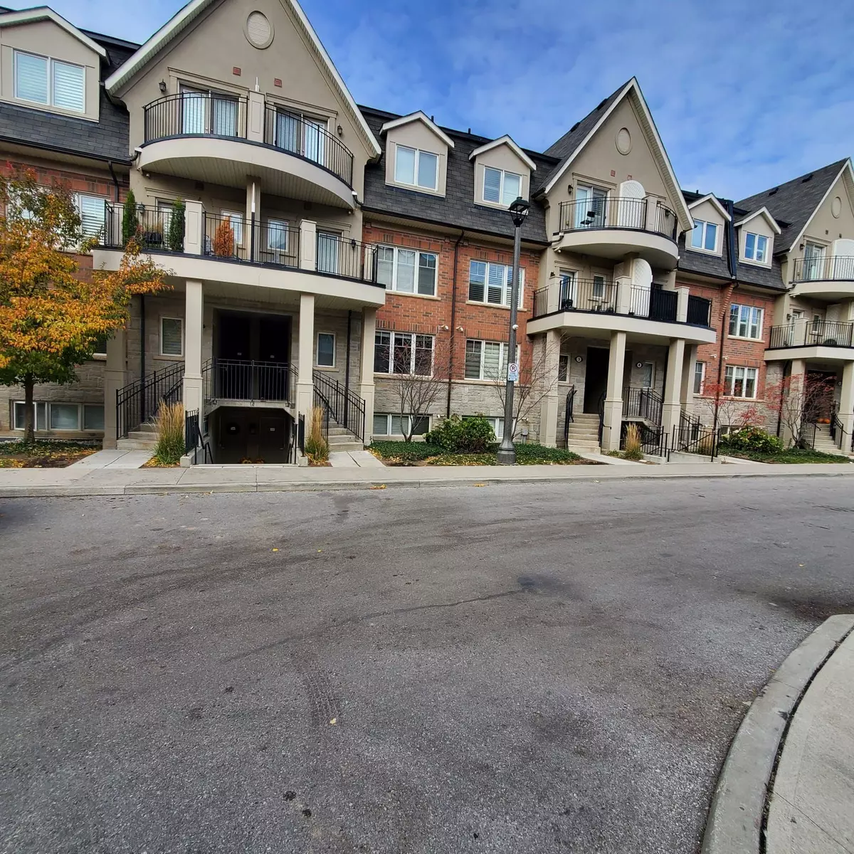 Oakville, ON L6M 0X6,2420 Baronwood DR #2-02