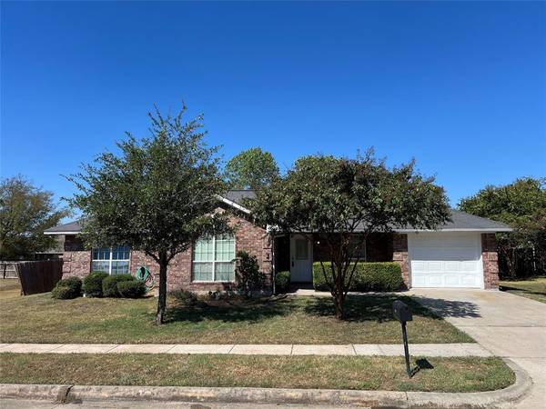 906 Roseanne Drive,  Commerce,  TX 75428