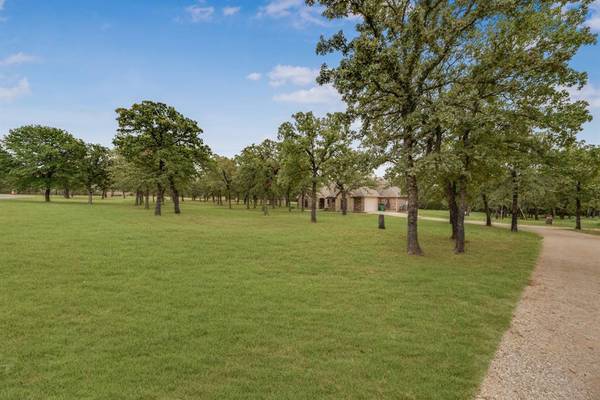 Bowie, TX 76230,534 Timber Oaks Court