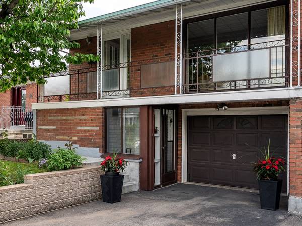 52 Magellan DR, Toronto W05, ON M3L 1T2