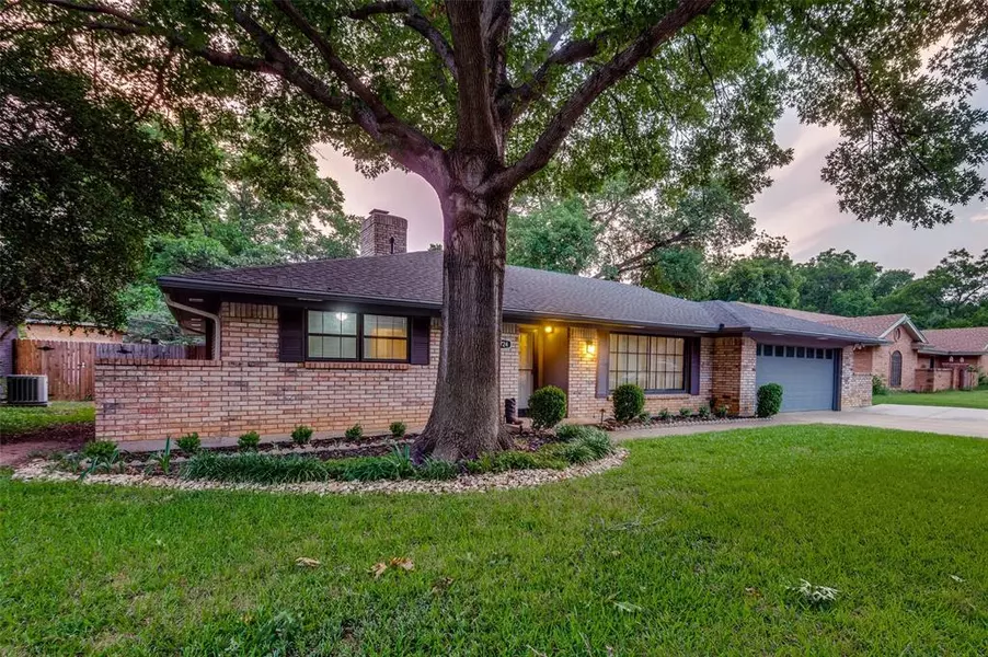 1724 Park Hill Drive, Arlington, TX 76012