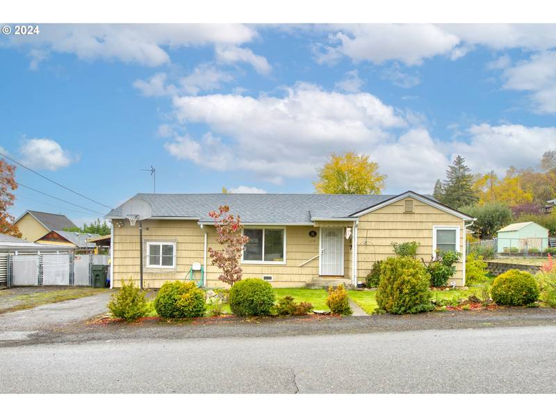 1752 NW DOGWOOD ST, Roseburg, OR 97471