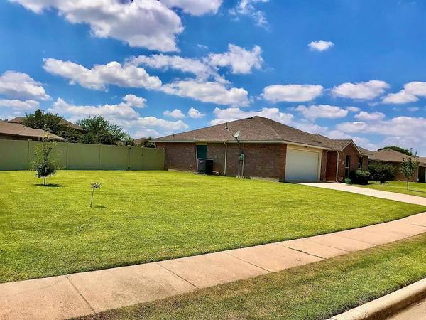 Burleson, TX 76028,417 Penny Lane