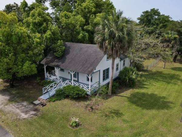 40 9th St, Apalachicola, FL 32320