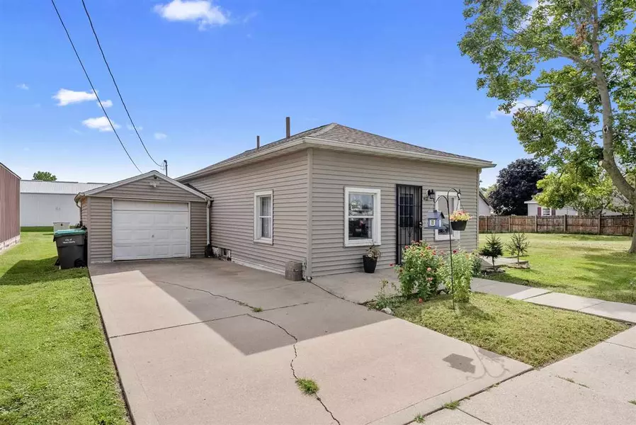 412 E 1st St, West Liberty, IA 52776