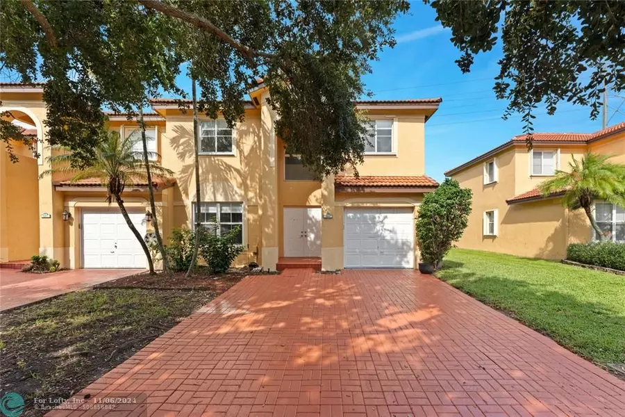 201 W Forest Oak Cir, Davie, FL 33325