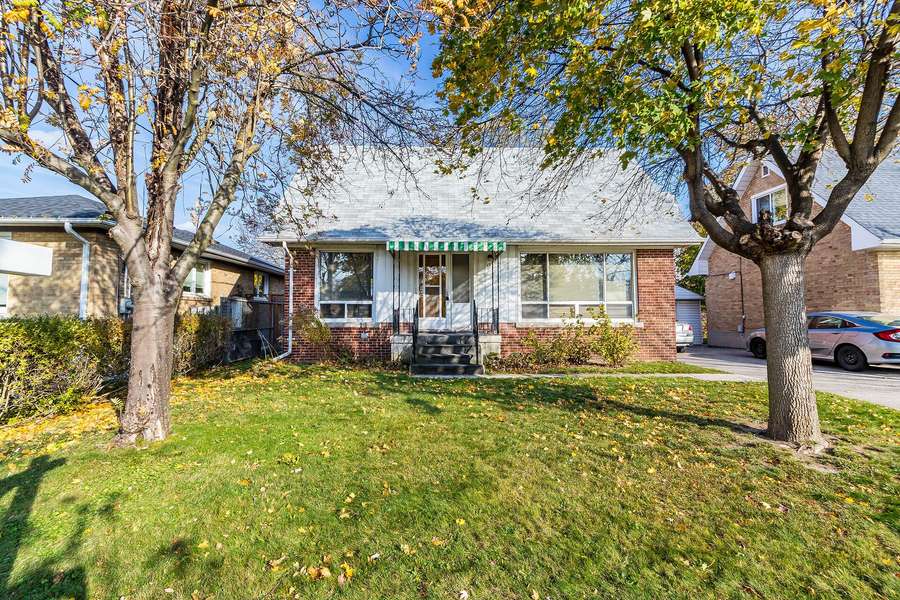 19 Mulgrove DR, Toronto W08, ON M9C 2R1