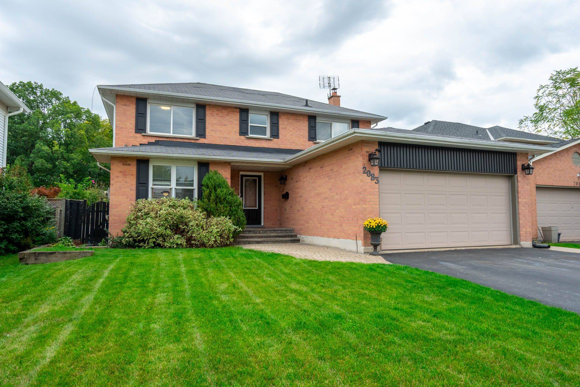2083 Edgebank CT,  Burlington,  ON L7M 2S8