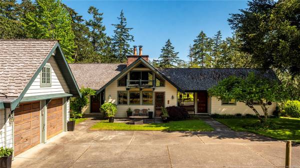 4740 Beaverdale Rd, Saanich, BC V8Z 6K2