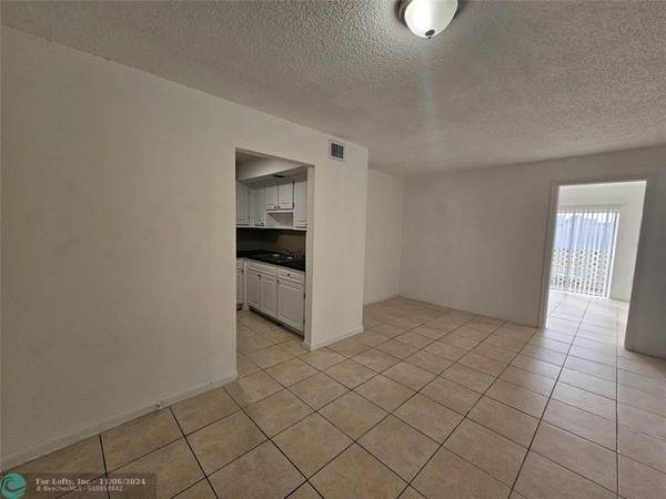 Lauderdale Lakes, FL 33311,3610 NW 21st St  #206