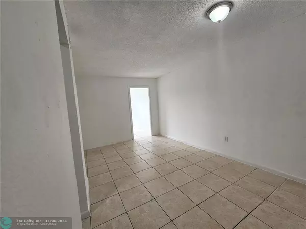 Lauderdale Lakes, FL 33311,3610 NW 21st St  #206