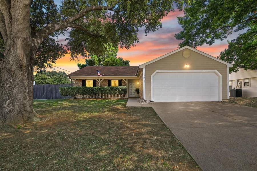 101 Clove Lane, Euless, TX 76039