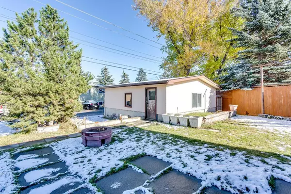 Calgary, AB T3C 2N5,20 Rossburn CRES SW