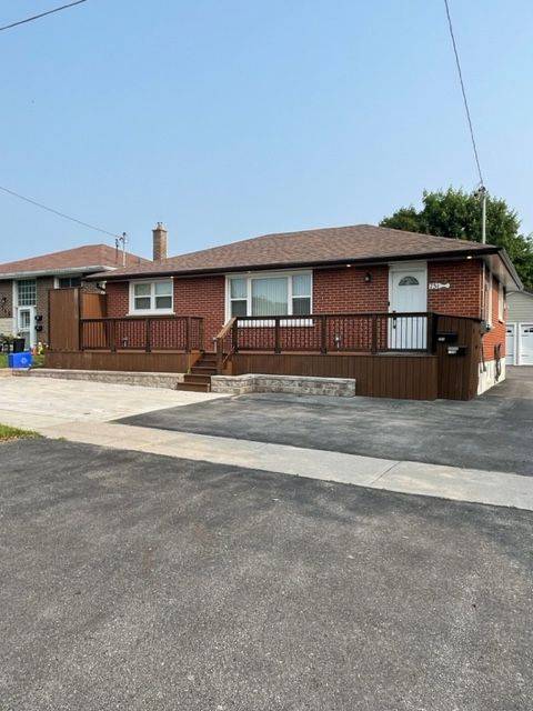 751 Phillip Murray AVE #Main Fl, Oshawa, ON L1J 1J2