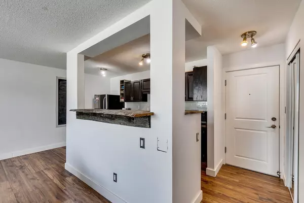 Calgary, AB T2T4M9,2503 17 ST SW #305