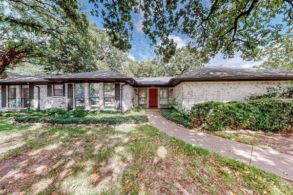 3401 Commander Court,  Arlington,  TX 76017