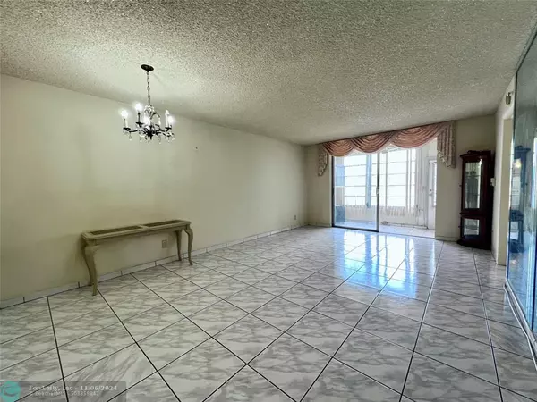 Sunrise, FL 33322,9181 Sunrise Lakes Blvd  #104